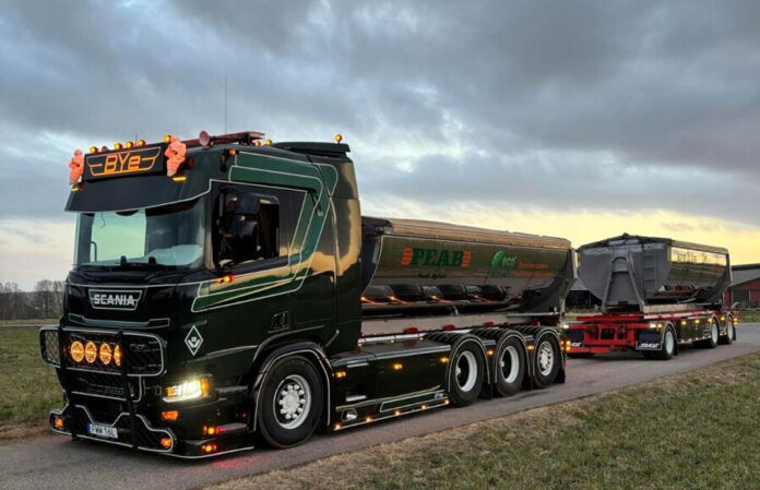 BYe Peab Asfalt; SCANIA R NORMAL CR20N RIGED TRUCK WITH HOOKLIFT SYSTEM 8X4 HOOKLIFT CONTAINER DRAWBAR TRAILER - 3 AXLE + ASPHALT CONTAINER - Afbeelding 4