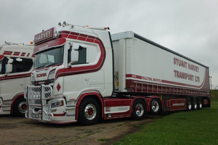 SCANIA  NEXT GEN S-HIGHLINE MET 3 ASSIGE SCHUIFZEILEN TRAILER STUART  HARVEY TRANSPORT - Afbeelding 3