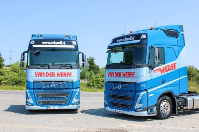 VOLVO FH 05 GLOBETROTTER 4X2 MET 3 ASSIGE SCHUIFZEILEN OPLEGGER MET MEENEEMHEFTRUCK VAN DER WERFF - Afbeelding 3