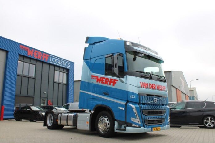 VOLVO FH 05 GLOBETROTTER 4X2 MET 3 ASSIGE SCHUIFZEILEN OPLEGGER MET MEENEEMHEFTRUCK VAN DER WERFF - Afbeelding 4