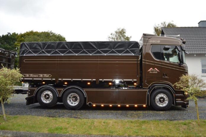 SCANIA NEXT GEN S-SERIE HIGHLINE MOTORWAGEN MET AANHANGER MET RESIN BAKKEN  JESPER V. SORENSEN - Afbeelding 5