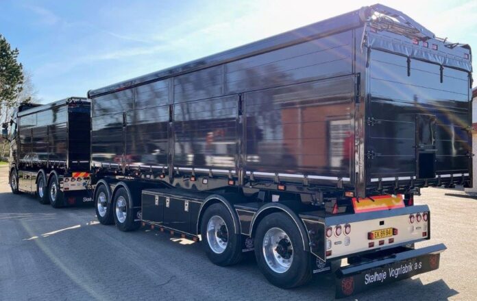 SCANIA NEXT GEN S-SERIE HIGHLINE MOTORWAGEN MET AANHANGER MET RESIN BAKKEN  JESPER V. SORENSEN - Afbeelding 2
