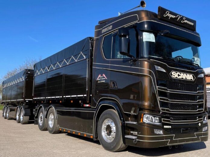 SCANIA NEXT GEN S-SERIE HIGHLINE MOTORWAGEN MET AANHANGER MET RESIN BAKKEN  JESPER V. SORENSEN