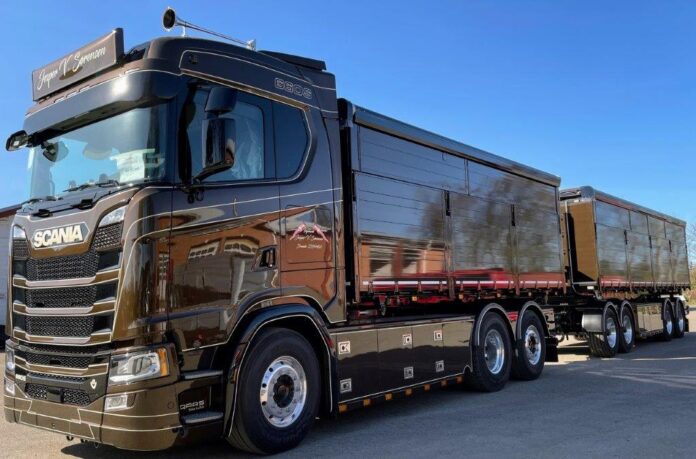 SCANIA NEXT GEN S-SERIE HIGHLINE MOTORWAGEN MET AANHANGER MET RESIN BAKKEN  JESPER V. SORENSEN - Afbeelding 7