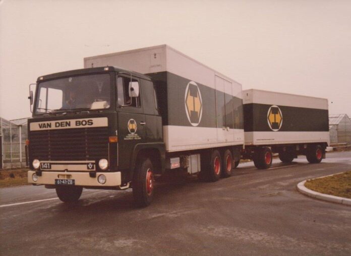 SCANIA 141 MOTORWAGEN MET AAMHANGER  VAN DEN BOS