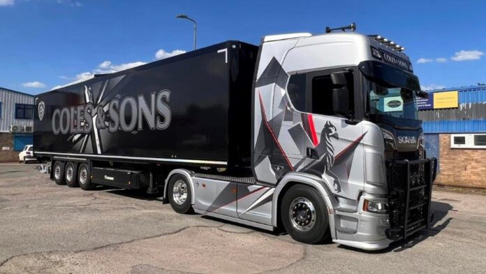 SCANIA  NEXT GEN S-SERIE HIGHLINE MET 3 ASSIGE GESLOTEN OPLEGGER COLES & SONS - Afbeelding 2