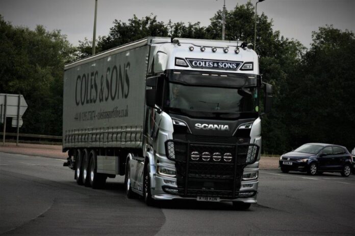 SCANIA  NEXT GEN S-SERIE HIGHLINE MET 3 ASSIGE GESLOTEN OPLEGGER COLES & SONS