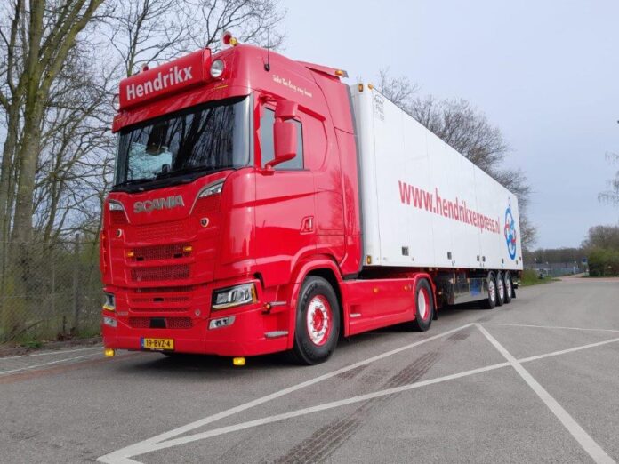 SCANIA  NGS 530 4X2 TREKKER MET 3 ASSIGE EKERI KOELOPLEGGER HENDRIKX EXPRESS