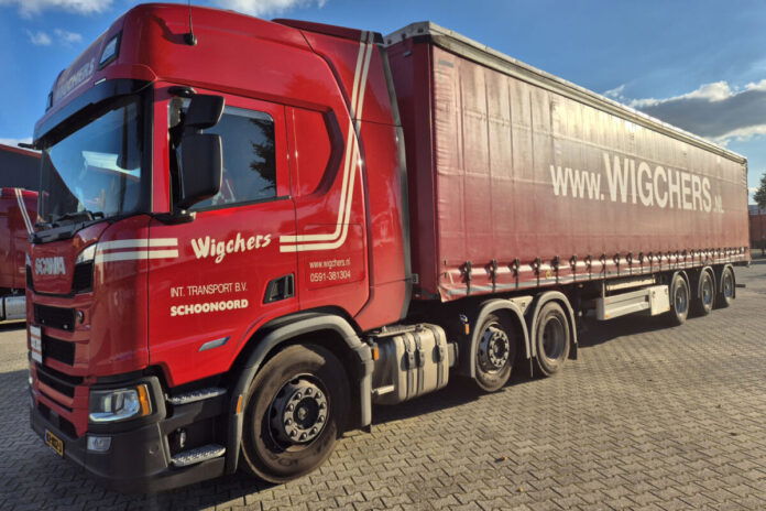 WIGCHERS; SCANIA R HIGHLINE CR20H 6X2 TWIN STEER TRIDEC CURTAINSIDE TRAILER - 3 AXLE