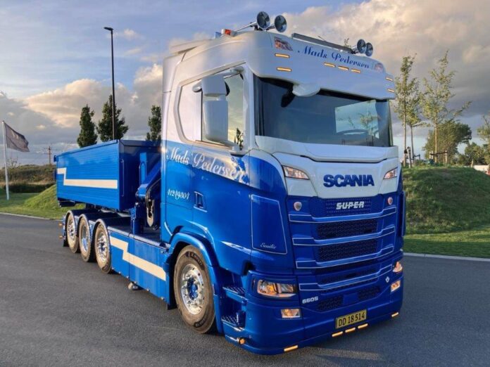 SCANIA  NEXT GEN 660S-V8 MET HNF KRAAN EN OPEN BAK  MADS PEDERSEN