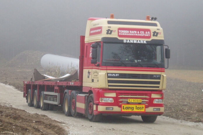 TORBEN RAFN; DAF XF 95 SUPER SPACE CAB 6X2 TWIN STEER BRICK TRAILER - 3 AXLE