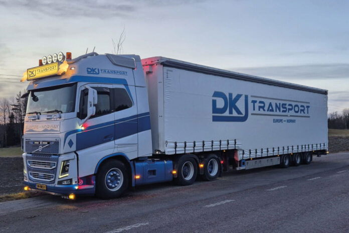 DKJ TRANSPORT; VOLVO FH4 GLOBETROTTER XL 6X2 TAG AXLE SEMI WITH CURTAIN - 3 AXLEDKJ TRANSPORT; VOLVO FH4 GLOBETROTTER XL 6X2 TAG AXLE SEMI WITH CURTAIN - 3 AXLE - Afbeelding 2