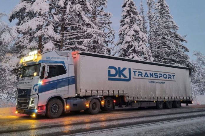 DKJ TRANSPORT; VOLVO FH4 GLOBETROTTER XL 6X2 TAG AXLE SEMI WITH CURTAIN - 3 AXLEDKJ TRANSPORT; VOLVO FH4 GLOBETROTTER XL 6X2 TAG AXLE SEMI WITH CURTAIN - 3 AXLE