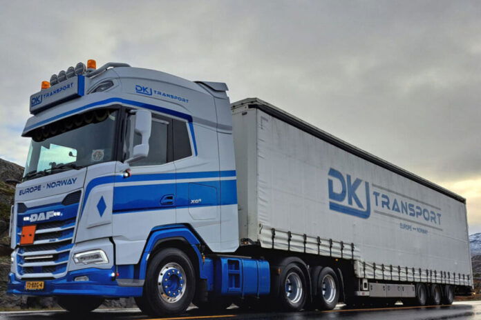 DKJ TRANSPORT; DAF XG+ 6X2 TAG AXLE SEMI WITH CURTAIN - 3 AXLE