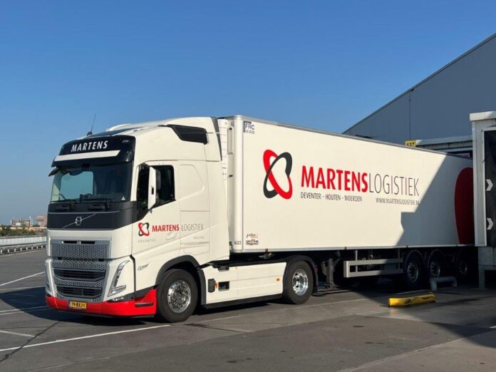 VOLVO FH05 4X2 MET 3 ASSIGE KOELOPLEGGER  MARTENS  LOGISTIEK