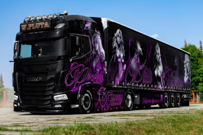 Phoenix Queen; DAF XG+ 4X2 CURTAINSIDE T | WSI Models
