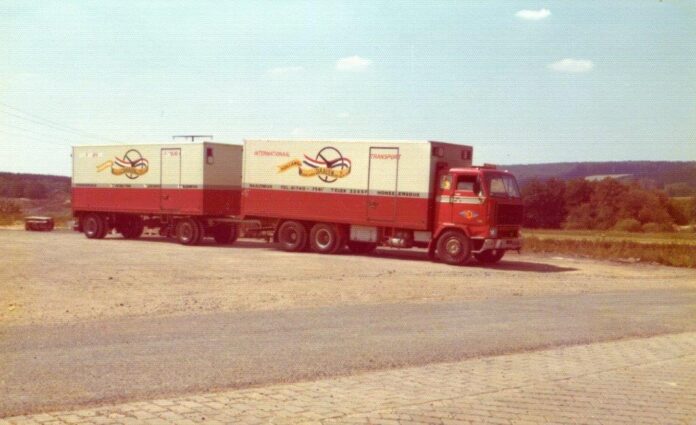 VOLVO F 89 MOTORWAGEN MET 2 ASSIGE AANHANGER  VAN DAALEN - Afbeelding 3