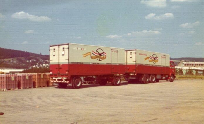 VOLVO F 89 MOTORWAGEN MET 2 ASSIGE AANHANGER  VAN DAALEN - Afbeelding 2