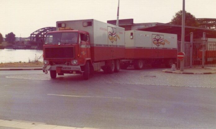 VOLVO F 89 MOTORWAGEN MET 2 ASSIGE AANHANGER  VAN DAALEN