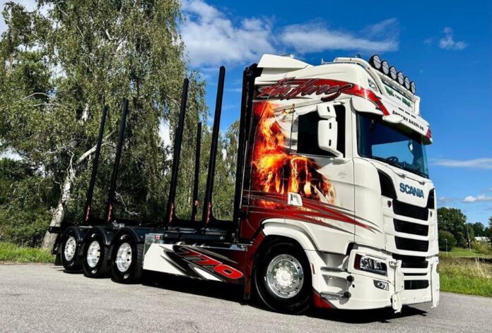 SCANIA  NEXT GEN 770S HIGHLINE 4ASSIGE MOTORWAGEN MET 3 ASSIGE ZWEEDSE HOUTAANHANGER ANGEBY  AKERI - Afbeelding 4