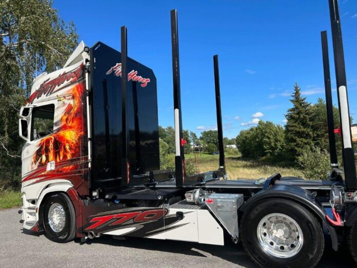 SCANIA  NEXT GEN 770S HIGHLINE 4ASSIGE MOTORWAGEN MET 3 ASSIGE ZWEEDSE HOUTAANHANGER ANGEBY  AKERI - Afbeelding 5