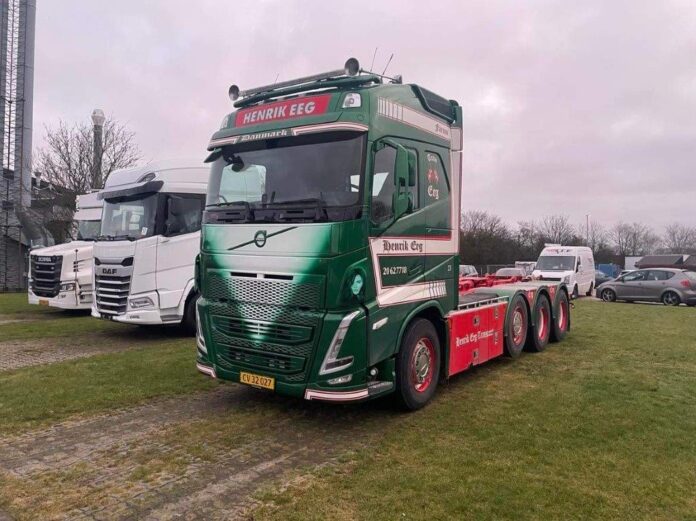 VOLVO FH05 GLOBETROTTER HAAKARM  MET AANHANGER  HENDRIK EEG