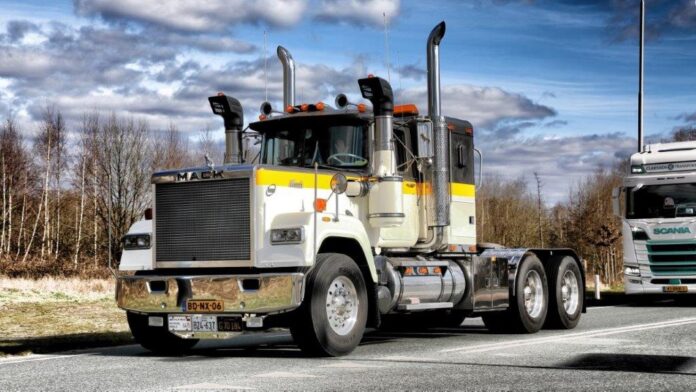 MACKRW SUPERSLINER 6X4 MET 3 ASSIGE BROSHUIS DIEPLADER  VAN DEN HERIK
