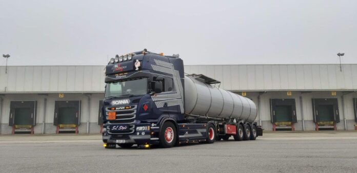 SCANIA  R SERIE TOPLINE 4X2 TREKKER MET 3 ASSIGE TANKOPLEGGER  SL LOGISTICS