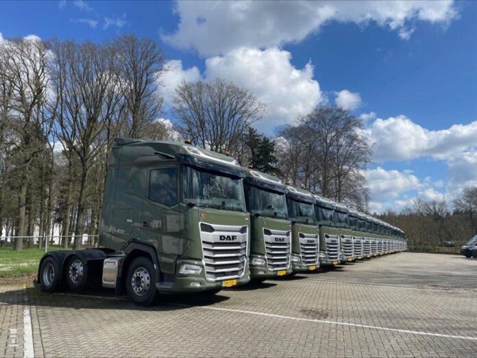 DAF XG 6X2 MET 3 ASSIGE SCHUIF ZEILEN OPLEGGER DEFENSIE  DVVO - Afbeelding 2