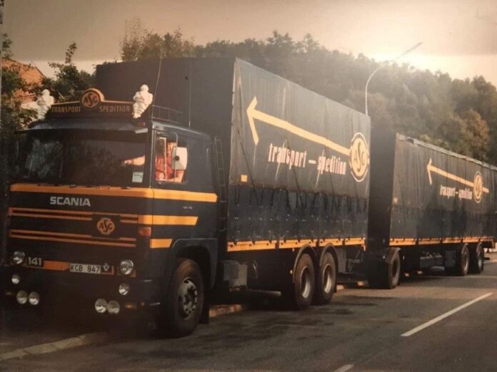 SCANIA 141 MOTORWAGEN MET 2 ASSIGE ZWEEDSE (RESIN ) TRAILER  ASG - SIGURDSSON VERPAKT IN LUXE ASG GIFTBOX