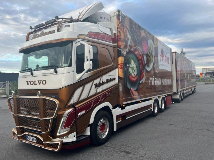 VOLVO FH 5 GLOBETROTTER 24 M COMBINATIE   RISTIMAA