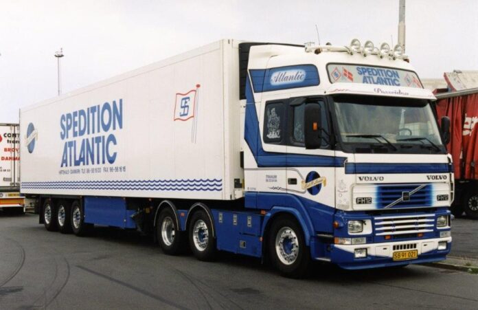 VOLVO FH 12 6X2 GLOBETROTTER XL MET 3 ASSIGE KOELTRAILER  ERIK R. LARSEN - Afbeelding 2