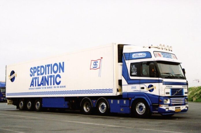 VOLVO FH 12 6X2 GLOBETROTTER XL MET 3 ASSIGE KOELTRAILER  ERIK R. LARSEN - Afbeelding 6