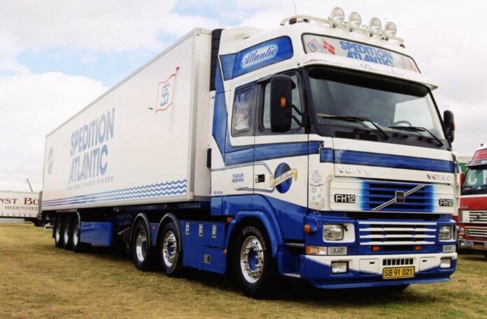 VOLVO FH 12 6X2 GLOBETROTTER XL MET 3 ASSIGE KOELTRAILER  ERIK R. LARSEN