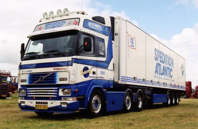 VOLVO FH 12 6X2 GLOBETROTTER XL MET 3 ASSIGE KOELTRAILER  ERIK R. LARSEN - Afbeelding 3