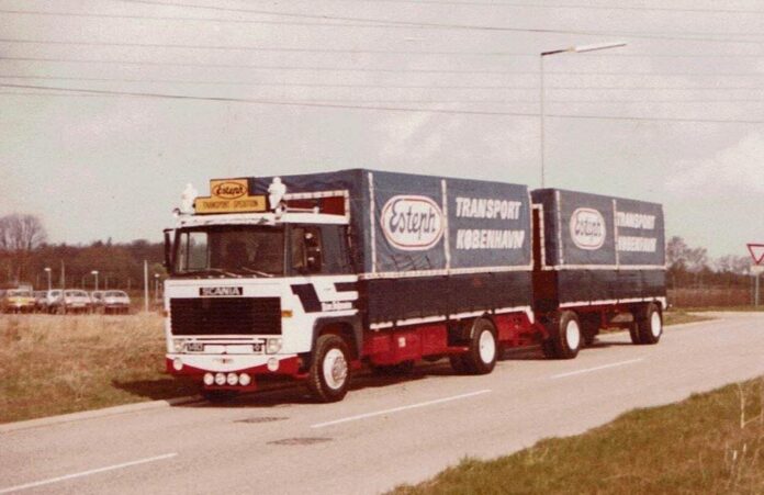 SCANIA 140 MOTORWAGEN MET 2 ASSIGE HUIFOPLEGGER KIM JOHANSEN
