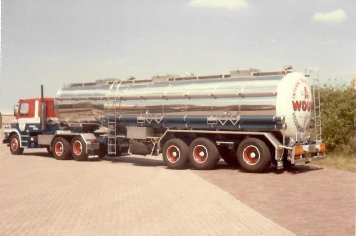 SCANIA T42 TORPEDO MET 3 ASSIGE  TANKOPLEGGER A.V.D. WOUW - Afbeelding 3