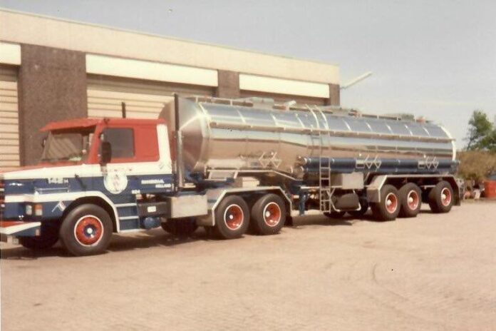 SCANIA T42 TORPEDO MET 3 ASSIGE  TANKOPLEGGER A.V.D. WOUW