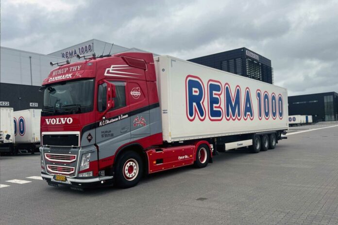 N.C. CHRISTENSEN & SONNER; VOLVO FH4 GLOBETROTTER 4X2 BOX TRAILER - 3 AXLE