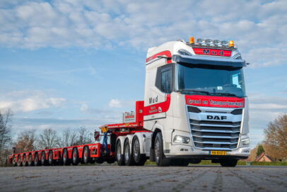 MUD GROND- EN TRANSPORTWERKEN; DAF XG+ 8X4 SL LOW LOADER WITH 3 AXLE DOLLY - 7 AXLE