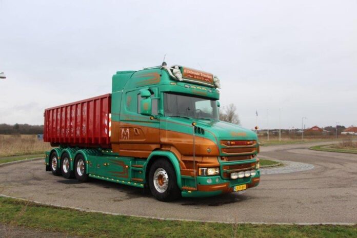 SCANIA TORPEDO HIGHLINE 8X4 HAAKARM MOTORWAGEN MET AANHANGER KILDEBRONDE