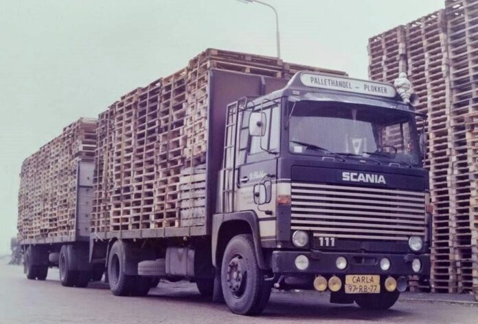 SCANIA  111  4X2  MOTORWAGEN MET VLAKKE AANHANGER  PLOKKER PALLETS