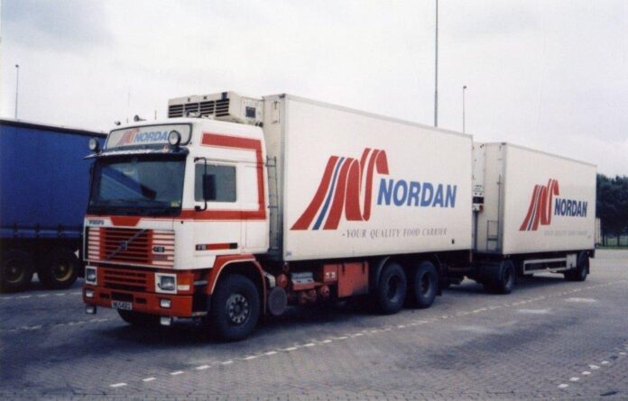 VOLVO F 16  GLOBETROTTER MOTORWAGEN MET 2 ASSIGE AANHANGER NORDAN - Afbeelding 4