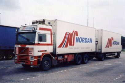 VOLVO F 16  GLOBETROTTER MOTORWAGEN MET 2 ASSIGE AANHANGER NORDAN