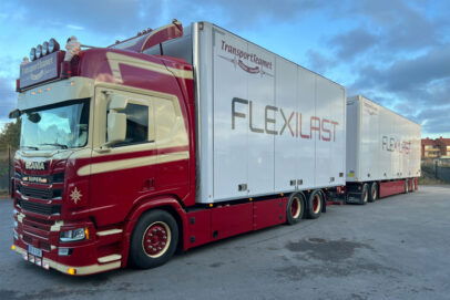 TRANSPORTTEAMET (FLEXILAST); SCANIA R HIGHLINE CR20H RIGED BOX TRUCK 6X2 TAG AXLE BOX TRAILER - 2 AXLE BOX TRAILER