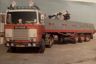 Jan Serné Scania 141 V8 Trekker met 3-assige stenenoplegger