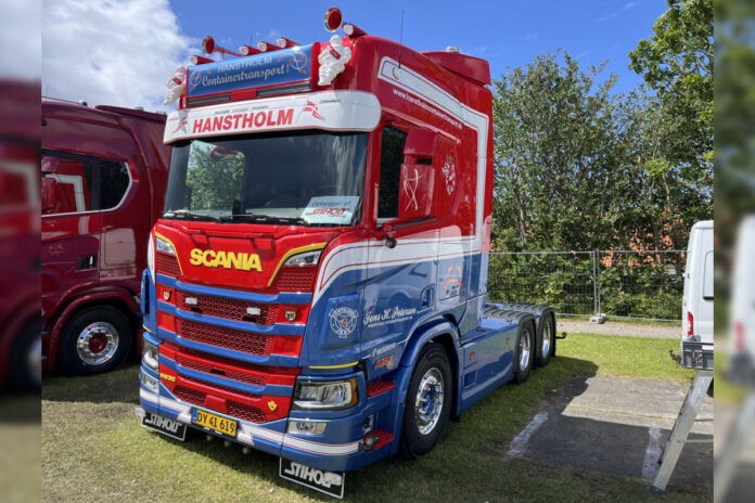 JENS H. PETERSEN; SCANIA R HIGHLINE CR20H 6X2 TAG AXLE
