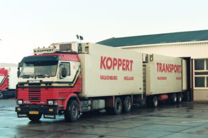 SCANIA 143 TOPLINE MOTORWAGEN MET 3 ASSIGE SCHAMEL AANHANGER KOPPERT