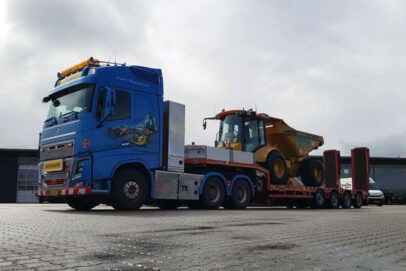 JESPER THYGESEN; VOLVO FH5 GLOBETROTTER 6X4 SEMI LOW LOADER WITH RAMPS - 4 AXLE