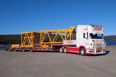 TRAILER CHRISTER TRANSPORT AB; SCANIA R HIGHLINE CR20H 6X2 TAG AXLE SEMI WHEEL WELL LOW LOADER - 4 AXLE